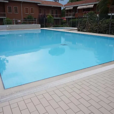 Spectacular On Two Floors With Garden And Pool アパート *
